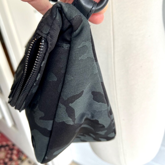 LULULEMON All Night Festival Bag in Jacquard Camo Obsidian/Black - Picture 9 of 16